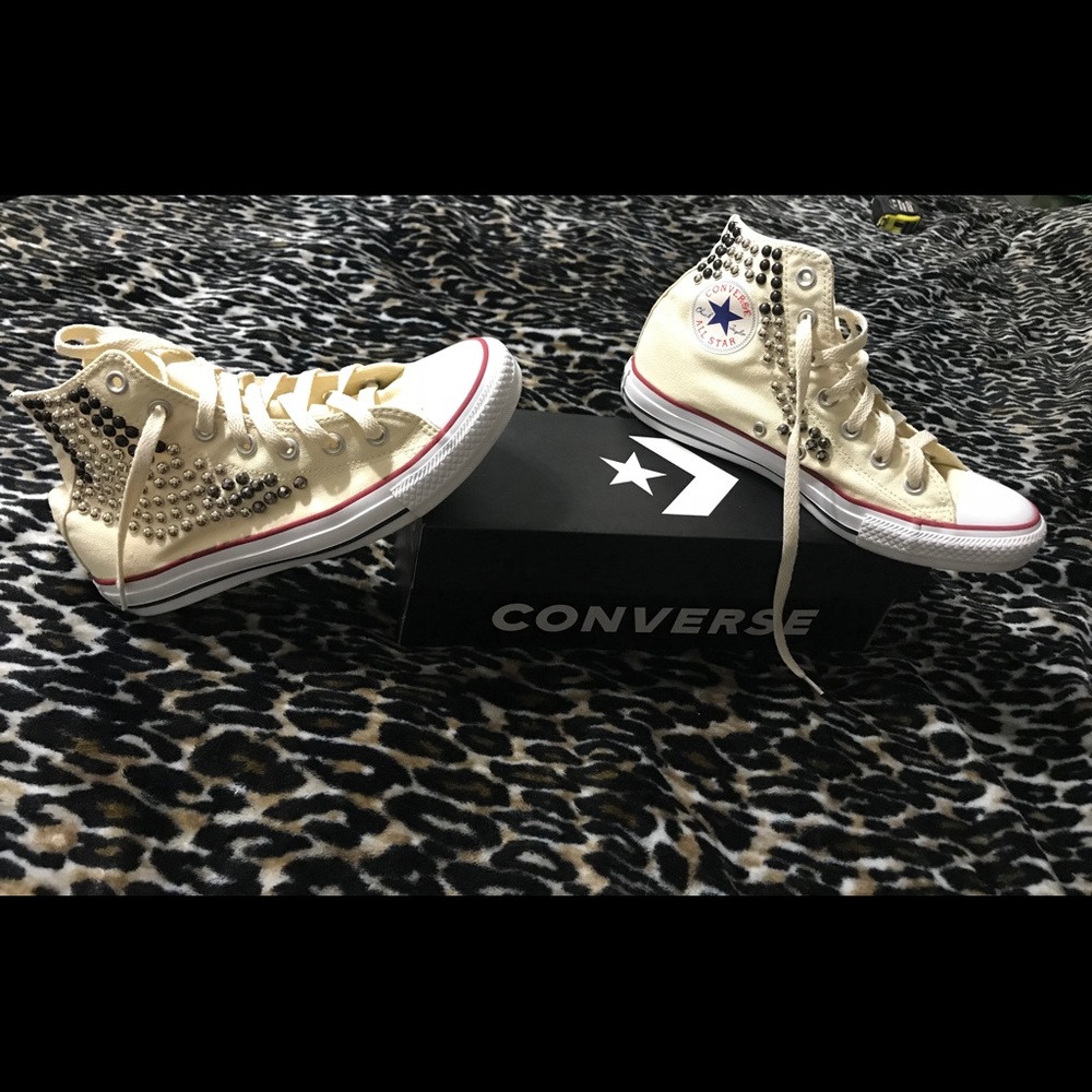 Converse . Size 8 (woman) 6 (man) almost new!